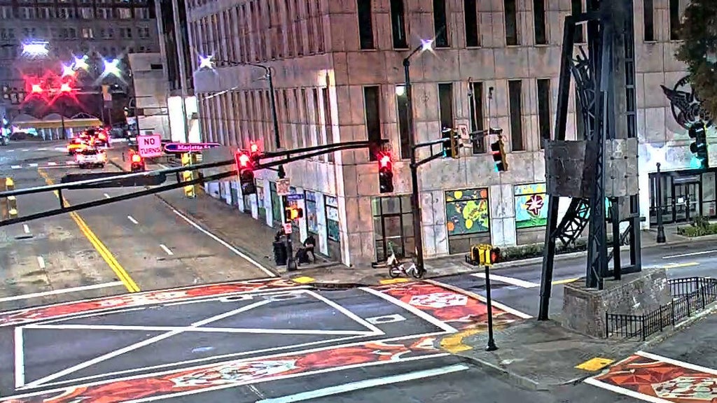 Police searching for suspects after man robbed and attacked in downtown Atlanta — Athens Business news